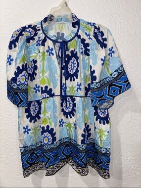 PRINTED TIE NECK TOP WITH SHIRRED SLEEVES AND PIPING DETAILS
